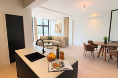 Moderne woonkamer met open keuken.png